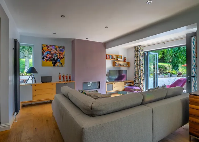 16 Hunt Court * York