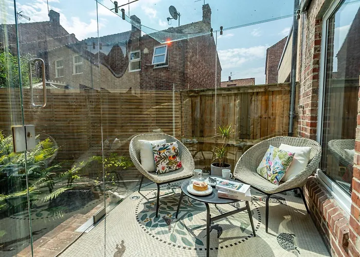 16 Hunt Court * York