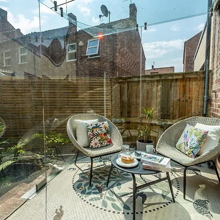 16 Hunt Court * York